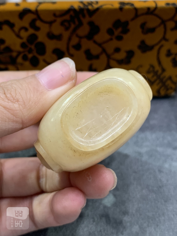 清黄玉浮雕兽耳衔环鼻烟壶 - 图7